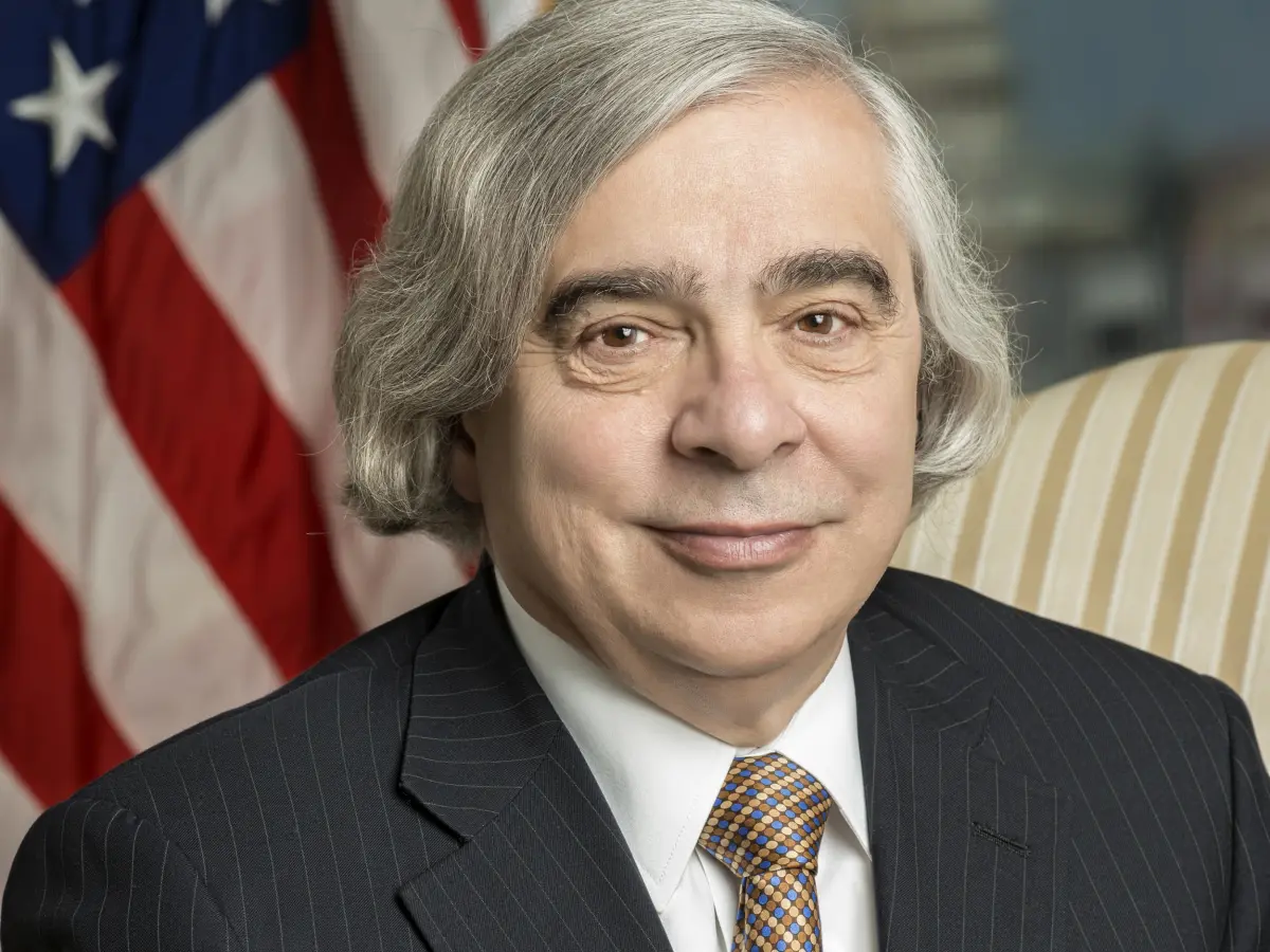 The official portrait of former U.S. Secretary of Energy Ernest Moniz.